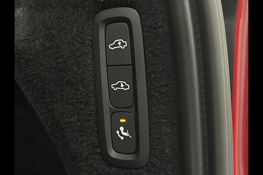 Volvo XC90 T8 R 455PK Long Range Ultimate Dark | Luchtvering | Bowers & Wilkins | 360 Camera | Panorama | Pilot-Assist | R-Design | ACC | Stoelventilatie | Trekhaak | Head-Up | Keyless-Entry | Sportstoelen | Memory | Standkachel | Stuurverwarming | Full-LED | Zonwering | BLIS | Carplay |