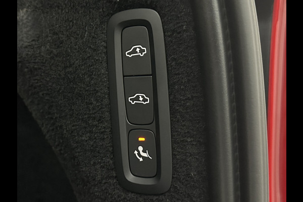 Volvo XC90 T8 R 455PK Long Range Ultimate Dark | Luchtvering | Bowers & Wilkins | 360 Camera | Panorama | Pilot-Assist | R-Design | ACC | Stoelventilatie | Trekhaak | Head-Up | Keyless-Entry | Sportstoelen | Memory | Standkachel | Stuurverwarming | Full-LED | Zonwering | BLIS | Carplay |