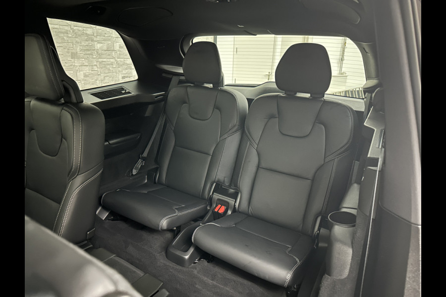 Volvo XC90 T8 R 455PK Long Range Ultimate Dark | Luchtvering | Bowers & Wilkins | 360 Camera | Panorama | Pilot-Assist | R-Design | ACC | Stoelventilatie | Trekhaak | Head-Up | Keyless-Entry | Sportstoelen | Memory | Standkachel | Stuurverwarming | Full-LED | Zonwering | BLIS | Carplay |