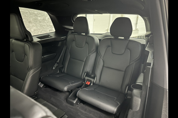 Volvo XC90 T8 R 455PK Long Range Ultimate Dark | Luchtvering | Bowers & Wilkins | 360 Camera | Panorama | Pilot-Assist | R-Design | ACC | Stoelventilatie | Trekhaak | Head-Up | Keyless-Entry | Sportstoelen | Memory | Standkachel | Stuurverwarming | Full-LED | Zonwering | BLIS | Carplay |