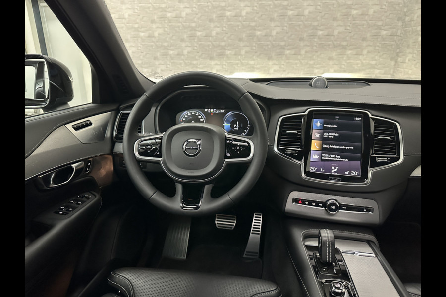 Volvo XC90 T8 R 455PK Long Range Ultimate Dark | Luchtvering | Bowers & Wilkins | 360 Camera | Panorama | Pilot-Assist | R-Design | ACC | Stoelventilatie | Trekhaak | Head-Up | Keyless-Entry | Sportstoelen | Memory | Standkachel | Stuurverwarming | Full-LED | Zonwering | BLIS | Carplay |