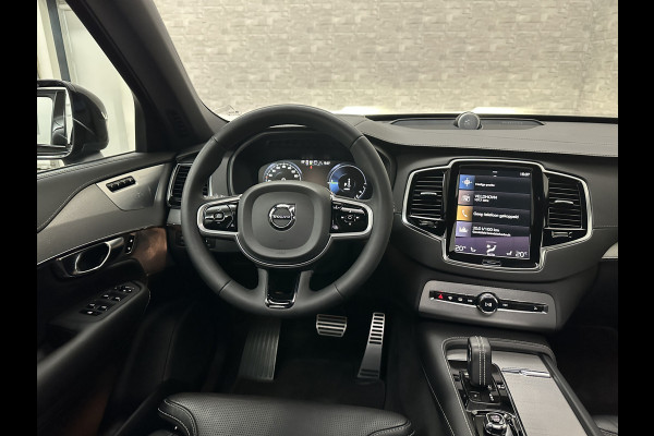 Volvo XC90 T8 R 455PK Long Range Ultimate Dark | Luchtvering | Bowers & Wilkins | 360 Camera | Panorama | Pilot-Assist | R-Design | ACC | Stoelventilatie | Trekhaak | Head-Up | Keyless-Entry | Sportstoelen | Memory | Standkachel | Stuurverwarming | Full-LED | Zonwering | BLIS | Carplay |