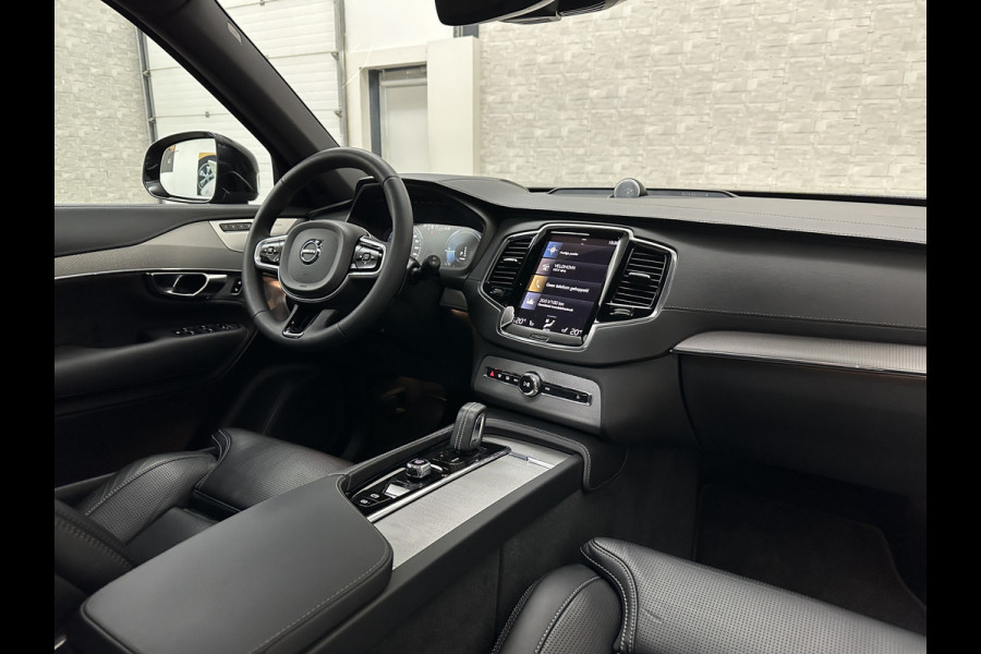 Volvo XC90 T8 R 455PK Long Range Ultimate Dark | Luchtvering | Bowers & Wilkins | 360 Camera | Panorama | Pilot-Assist | R-Design | ACC | Stoelventilatie | Trekhaak | Head-Up | Keyless-Entry | Sportstoelen | Memory | Standkachel | Stuurverwarming | Full-LED | Zonwering | BLIS | Carplay |