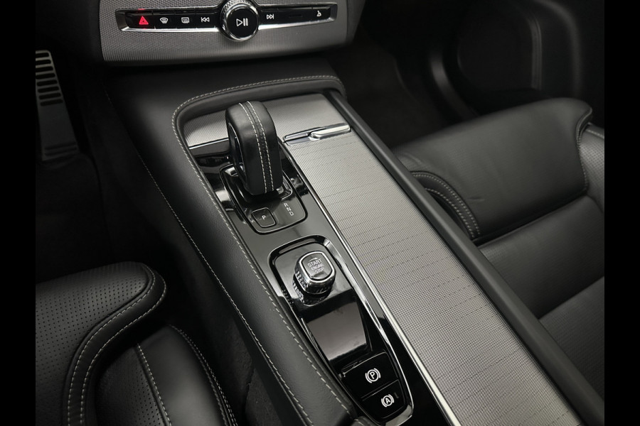 Volvo XC90 T8 R 455PK Long Range Ultimate Dark | Luchtvering | Bowers & Wilkins | 360 Camera | Panorama | Pilot-Assist | R-Design | ACC | Stoelventilatie | Trekhaak | Head-Up | Keyless-Entry | Sportstoelen | Memory | Standkachel | Stuurverwarming | Full-LED | Zonwering | BLIS | Carplay |