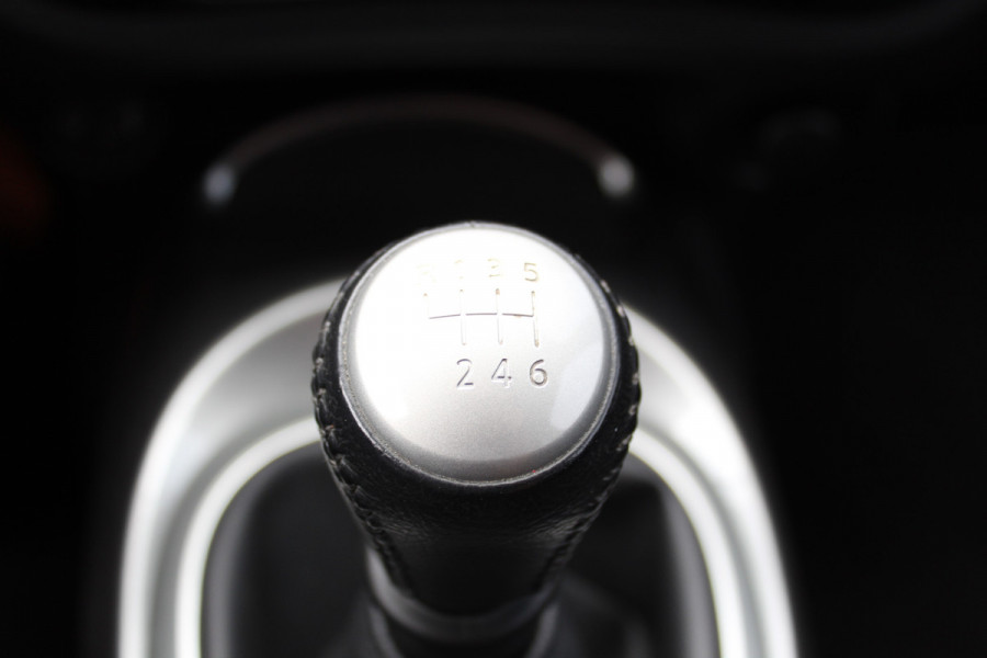 Nissan Juke 1.2-116pk DIG-T S/S Acenta. Zeer nette en goed onderhouden hoogzitter ! Autm. airco, camera, trekhaak, LM wielen, airco, cruise control, navigatie, telefoonvoorb., All season banden, privacy glass etc