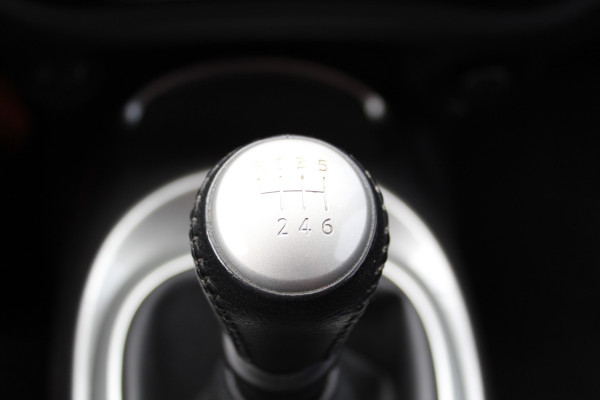 Nissan Juke 1.2-116pk DIG-T S/S Acenta. Zeer nette en goed onderhouden hoogzitter ! Autm. airco, camera, trekhaak, LM wielen, airco, cruise control, navigatie, telefoonvoorb., All season banden, privacy glass etc