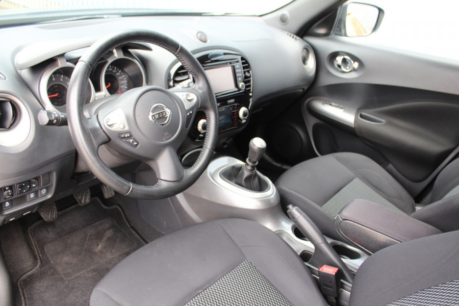 Nissan Juke 1.2-116pk DIG-T S/S Acenta. Zeer nette en goed onderhouden hoogzitter ! Autm. airco, camera, trekhaak, LM wielen, airco, cruise control, navigatie, telefoonvoorb., All season banden, privacy glass etc