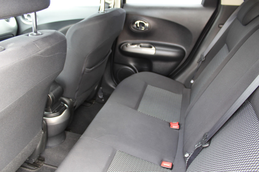 Nissan Juke 1.2-116pk DIG-T S/S Acenta. Zeer nette en goed onderhouden hoogzitter ! Autm. airco, camera, trekhaak, LM wielen, airco, cruise control, navigatie, telefoonvoorb., All season banden, privacy glass etc