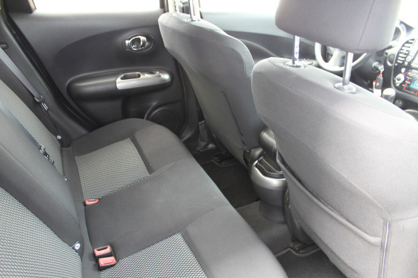 Nissan Juke 1.2-116pk DIG-T S/S Acenta. Zeer nette en goed onderhouden hoogzitter ! Autm. airco, camera, trekhaak, LM wielen, airco, cruise control, navigatie, telefoonvoorb., All season banden, privacy glass etc