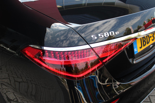 Mercedes-Benz S-Klasse 580e 4MATIC AMG LINE 510PK | PANORAMISCH SCHUIF / KANTELDAK | 360° CAMERA | BURMESTER PREMIUM AUDIO | NAPPA LEDEREN BEKLEDING | VOORSTOELEN ELEKTRISCH VERSTELBAAR MET GEHEUGEN | VOORSTOELEN EN ACHTERBANK GEVENTILEERD / VERWARMD | MBUX AUGMENT REALITY NAVIGATIE / HEAD UPP DISPLAY | MULTIMEDIA MBUX ( ACHTERBANK TABLET | ZWARTE HEMEL BEKLEDING | AIRBALANCE PAKKET (LUCHTREINIGING SYSTEEM) | MEESTURENDE ACHTERAS |  4 ZONE CLIMATE CONTROL |  ADAPTIVE RUITERWISSER ISTALLATIE  ( MAGIC  VISION CONTROL) |
