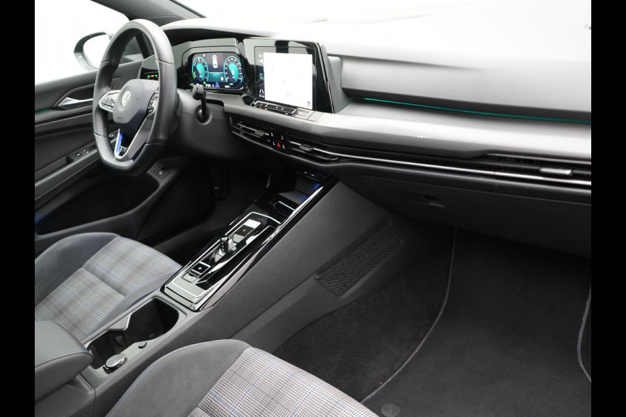 Volkswagen Golf GTE 245pk Plug In Hybrid Black Optic PHEV | Adaptive Cruise  | Camera | IQ Light | Sportstoelen Verwarmd | 18"L.M | Virtual | Apple Carplay | Sfeerverlichting | Keyless |