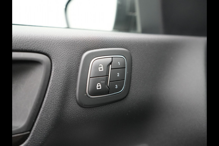 Ford Kuga Vignale Plug in Hybrid 225pk PHEV | Panodak | Head Up | Adaptive Cruise | 360 Camera | Lederen Sportstoelen Memory & Verwarmd | Apple Carplay | Bang&Olufsen | Navigatie | Pilot Assist | Virtual | DAB | Blis |