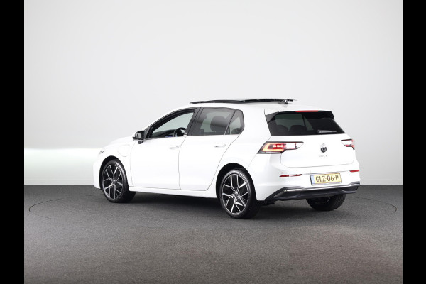 Volkswagen Golf 1.5 eHybrid 50 Edition 204 PK | Panoramadak | Camera | Led matrix | Navigatie