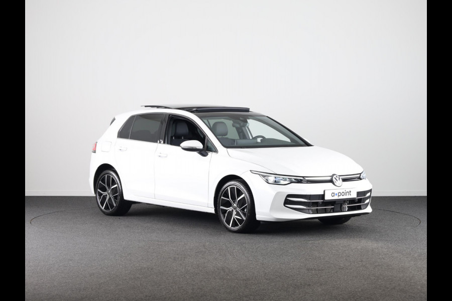 Volkswagen Golf 1.5 eHybrid 50 Edition 204 PK | Panoramadak | Camera | Led matrix | Navigatie