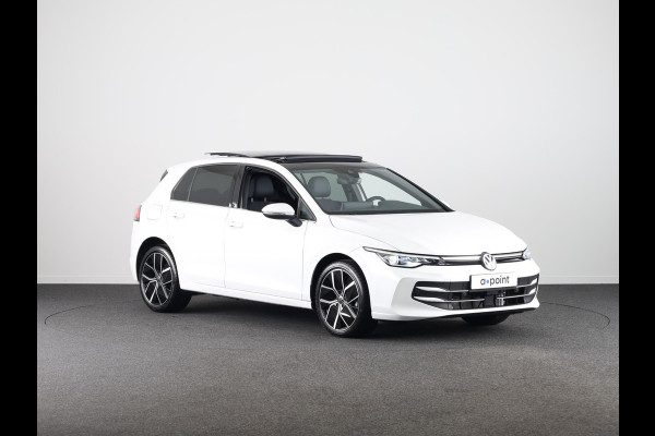 Volkswagen Golf 1.5 eHybrid 50 Edition 204 PK | Panoramadak | Camera | Led matrix | Navigatie