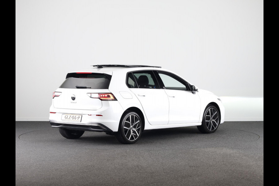 Volkswagen Golf 1.5 eHybrid 50 Edition 204 PK | Panoramadak | Camera | Led matrix | Navigatie