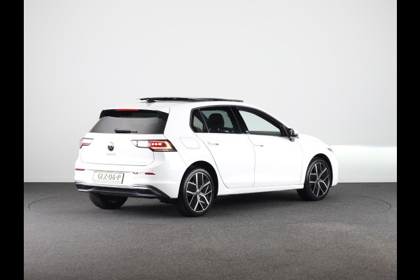 Volkswagen Golf 1.5 eHybrid 50 Edition 204 PK | Panoramadak | Camera | Led matrix | Navigatie