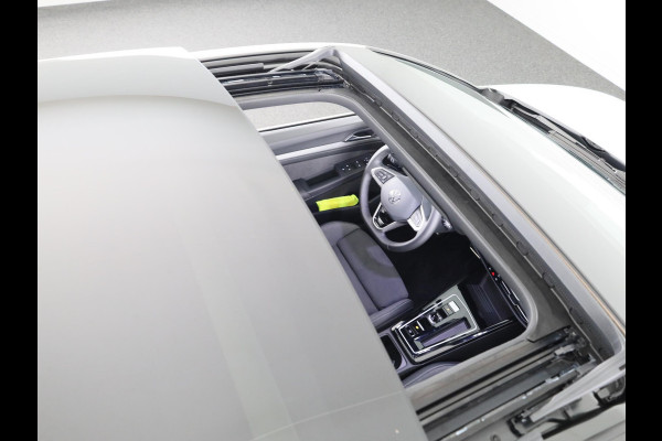 Volkswagen Golf 1.5 eHybrid 50 Edition 204 PK | Panoramadak | Camera | Led matrix | Navigatie