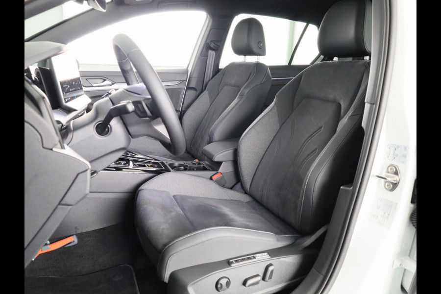 Volkswagen Golf 1.5 eHybrid 50 Edition 204 PK | Panoramadak | Camera | Led matrix | Navigatie