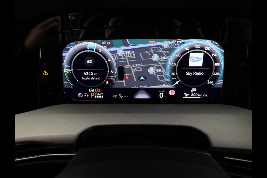 Volkswagen Golf 1.5 eHybrid 50 Edition 204 PK | Panoramadak | Camera | Led matrix | Navigatie