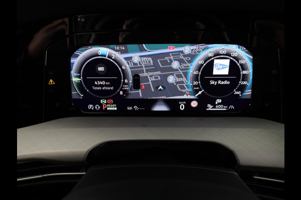 Volkswagen Golf 1.5 eHybrid 50 Edition 204 PK | Panoramadak | Camera | Led matrix | Navigatie