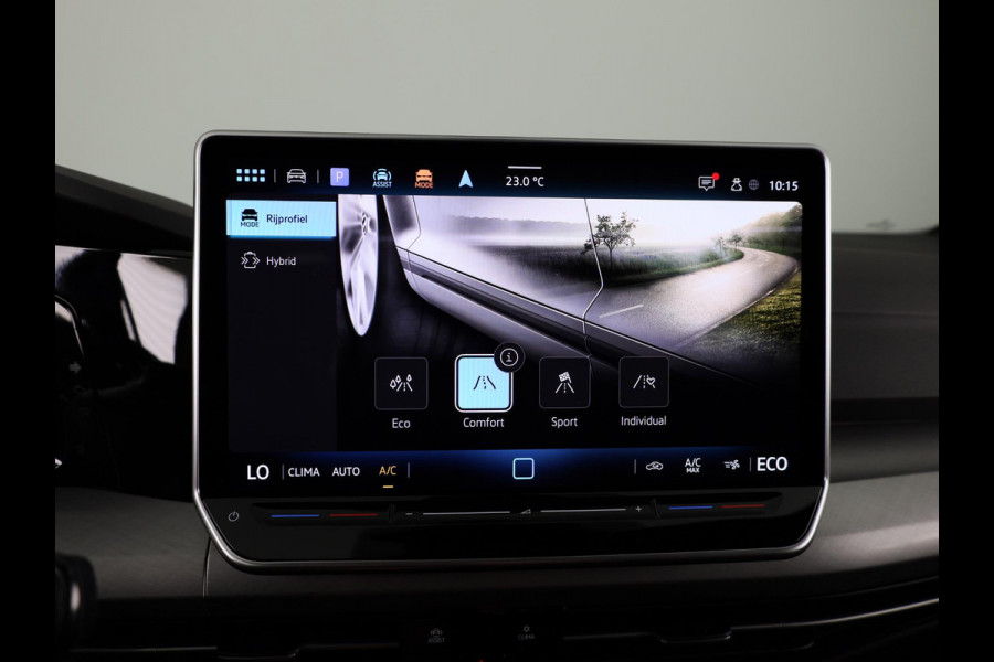 Volkswagen Golf 1.5 eHybrid 50 Edition 204 PK | Panoramadak | Camera | Led matrix | Navigatie