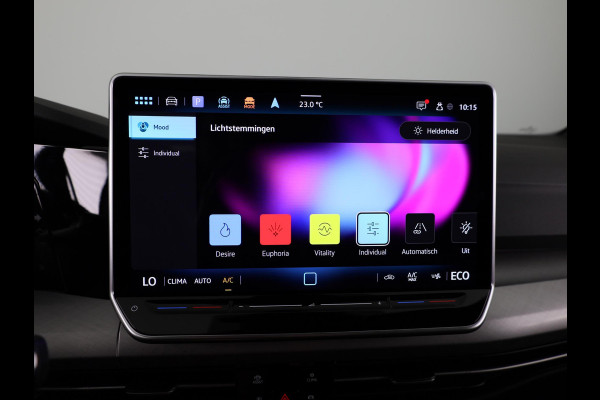 Volkswagen Golf 1.5 eHybrid 50 Edition 204 PK | Panoramadak | Camera | Led matrix | Navigatie