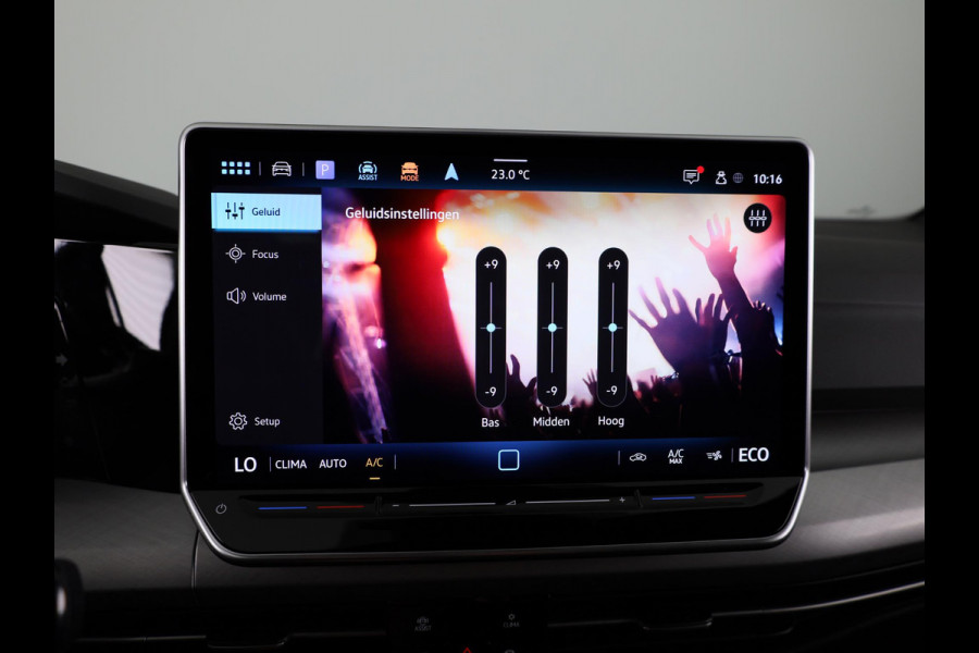 Volkswagen Golf 1.5 eHybrid 50 Edition 204 PK | Panoramadak | Camera | Led matrix | Navigatie
