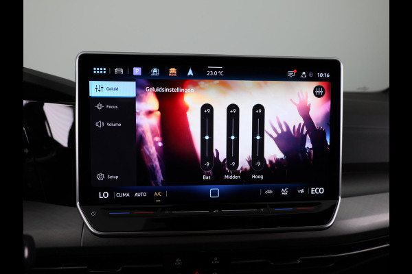 Volkswagen Golf 1.5 eHybrid 50 Edition 204 PK | Panoramadak | Camera | Led matrix | Navigatie