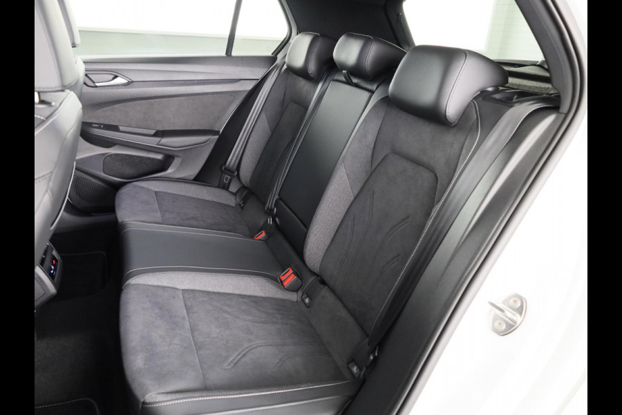Volkswagen Golf 1.5 eHybrid 50 Edition 204 PK | Panoramadak | Camera | Led matrix | Navigatie