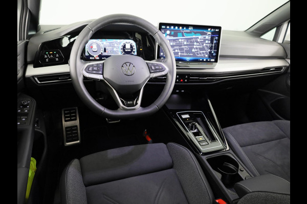 Volkswagen Golf 1.5 eHybrid 50 Edition 204 PK | Panoramadak | Camera | Led matrix | Navigatie