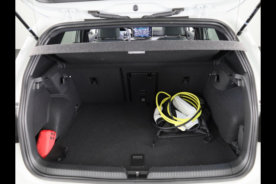 Volkswagen Golf 1.5 eHybrid 50 Edition 204 PK | Panoramadak | Camera | Led matrix | Navigatie
