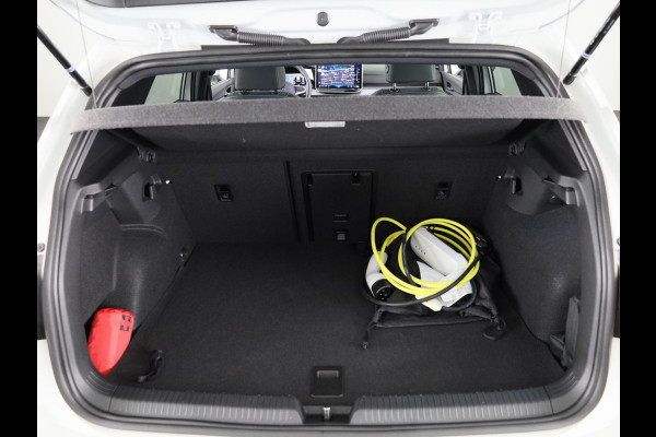 Volkswagen Golf 1.5 eHybrid 50 Edition 204 PK | Panoramadak | Camera | Led matrix | Navigatie