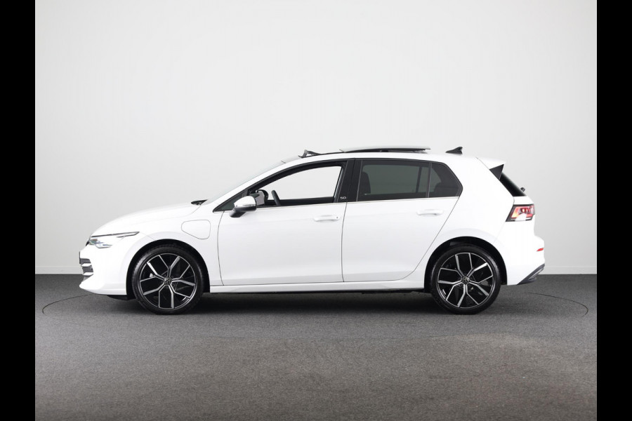 Volkswagen Golf 1.5 eHybrid 50 Edition 204 PK | Panoramadak | Camera | Led matrix | Navigatie