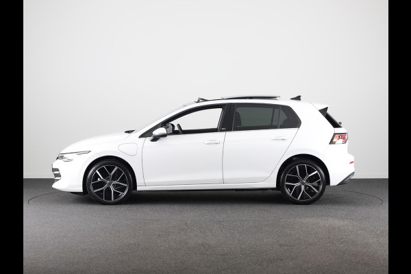 Volkswagen Golf 1.5 eHybrid 50 Edition 204 PK | Panoramadak | Camera | Led matrix | Navigatie