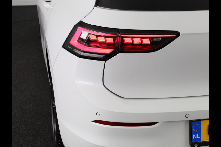 Volkswagen Golf 1.5 eHybrid 50 Edition 204 PK | Panoramadak | Camera | Led matrix | Navigatie