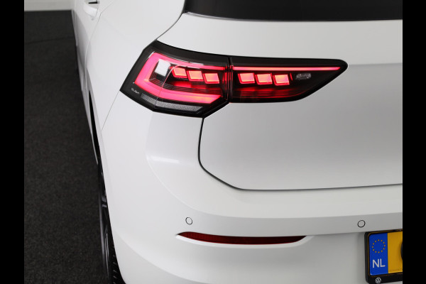 Volkswagen Golf 1.5 eHybrid 50 Edition 204 PK | Panoramadak | Camera | Led matrix | Navigatie
