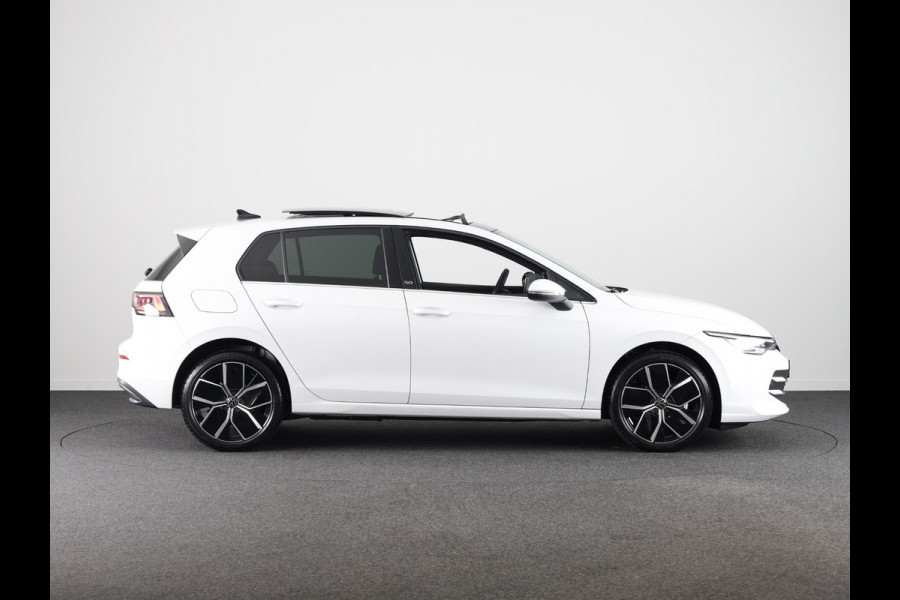 Volkswagen Golf 1.5 eHybrid 50 Edition 204 PK | Panoramadak | Camera | Led matrix | Navigatie