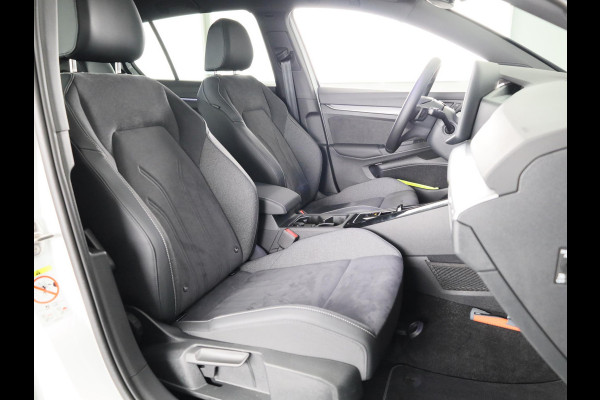 Volkswagen Golf 1.5 eHybrid 50 Edition 204 PK | Panoramadak | Camera | Led matrix | Navigatie