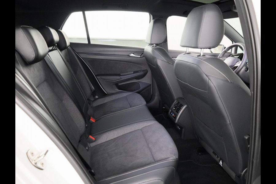 Volkswagen Golf 1.5 eHybrid 50 Edition 204 PK | Panoramadak | Camera | Led matrix | Navigatie