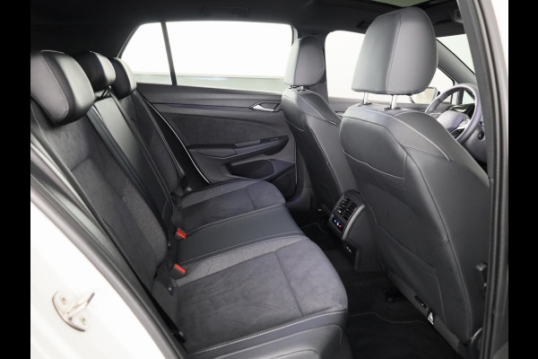 Volkswagen Golf 1.5 eHybrid 50 Edition 204 PK | Panoramadak | Camera | Led matrix | Navigatie