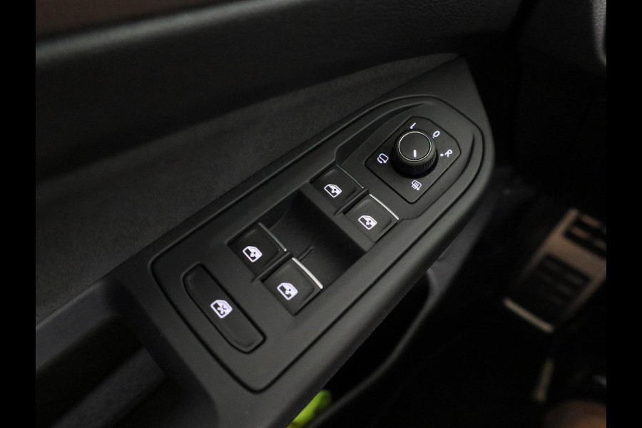 Volkswagen Golf 1.5 eHybrid 50 Edition 204 PK | Panoramadak | Camera | Led matrix | Navigatie