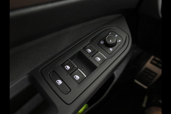 Volkswagen Golf 1.5 eHybrid 50 Edition 204 PK | Panoramadak | Camera | Led matrix | Navigatie