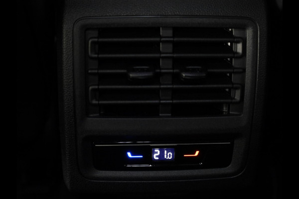 Volkswagen Golf 1.5 eHybrid 50 Edition 204 PK | Panoramadak | Camera | Led matrix | Navigatie