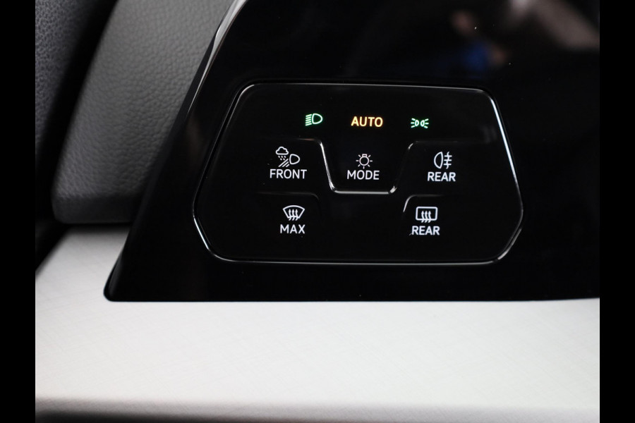 Volkswagen Golf 1.5 eHybrid 50 Edition 204 PK | Panoramadak | Camera | Led matrix | Navigatie
