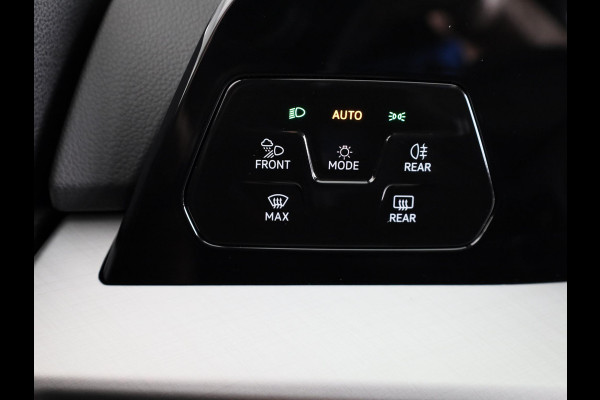 Volkswagen Golf 1.5 eHybrid 50 Edition 204 PK | Panoramadak | Camera | Led matrix | Navigatie