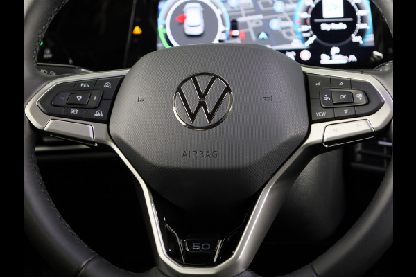 Volkswagen Golf 1.5 eHybrid 50 Edition 204 PK | Panoramadak | Camera | Led matrix | Navigatie