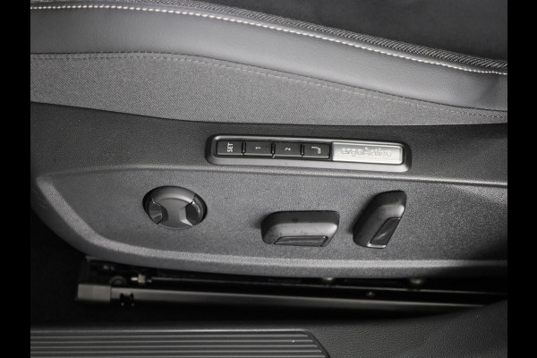 Volkswagen Golf 1.5 eHybrid 50 Edition 204 PK | Panoramadak | Camera | Led matrix | Navigatie