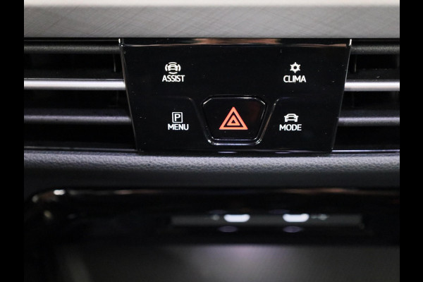 Volkswagen Golf 1.5 eHybrid 50 Edition 204 PK | Panoramadak | Camera | Led matrix | Navigatie