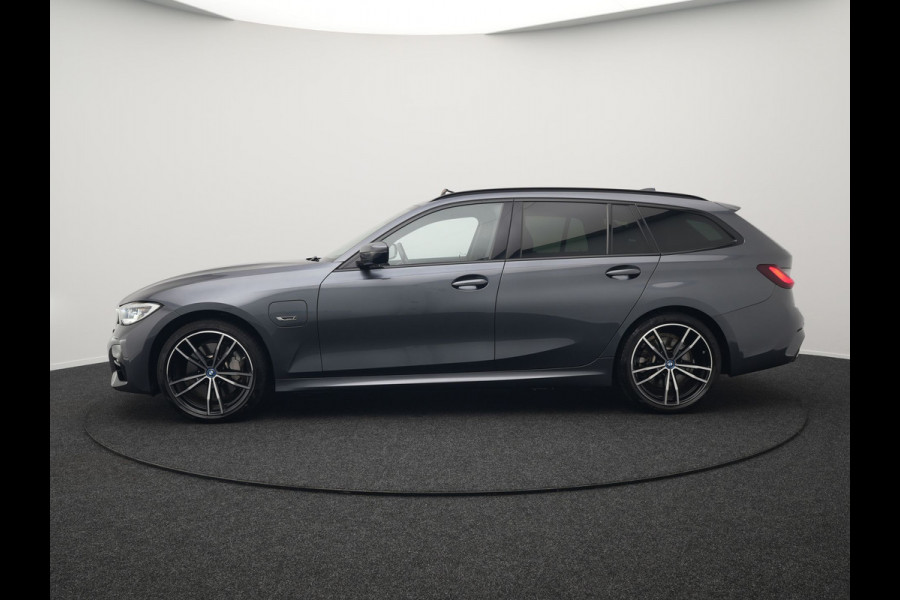 BMW 3 Serie Touring 330e M Sport Plug In Hybrid 293pk Dealer O.H PHEV | Trekhaak Af Fabriek | Panodak | Head Up | Adaptive Cruise | Apple Carplay | Sfeerverlichting | Alcantara Sportstoelen Verwarmd | Navigatie | Virtual | DAB |